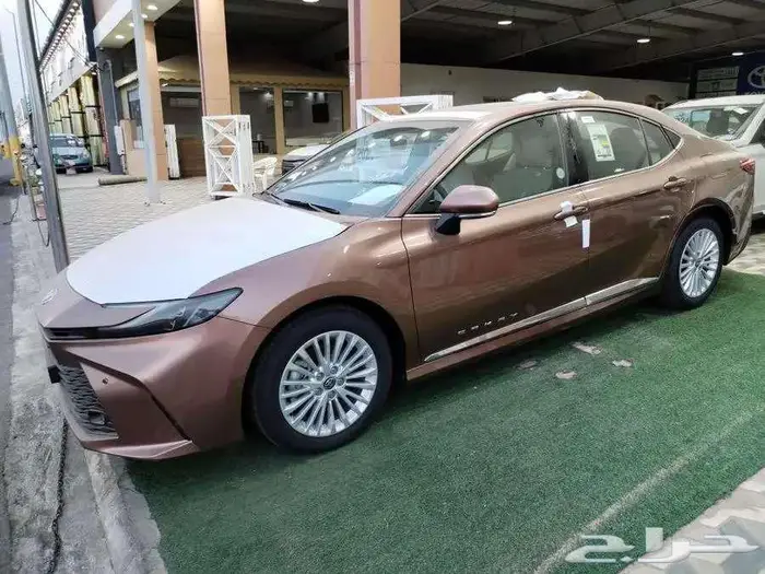 كامري بنزين LE نص فل فتحة 2025 جميع الالوان 3