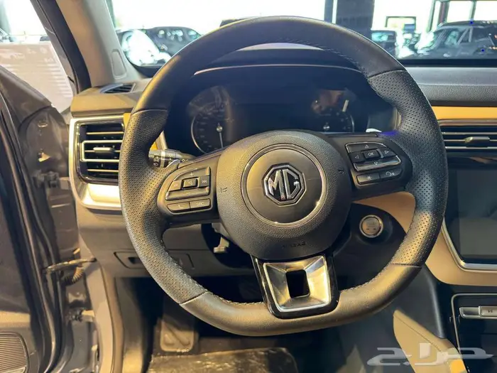 ام جي RX8 2023   استاندر عرض سفنز 8