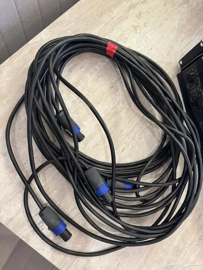امبلي فاير qsc 2400 watt امريكي مع سلكين نيوتريك 3
