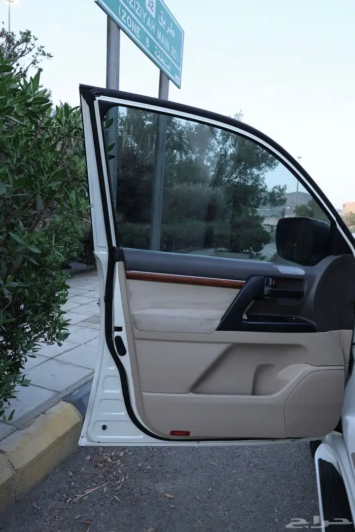 لاندكروزر 2013 V8 رقم 3 GXR تم البيع 10