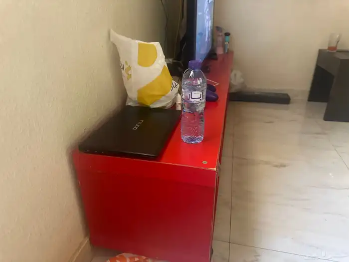 طاولة حمراء 2 متر للبيع 4 مداخل نظيفة جدا 2