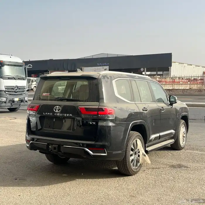 لاندكروزر بنزين VX موديل 2025 باقل الأسعار 3