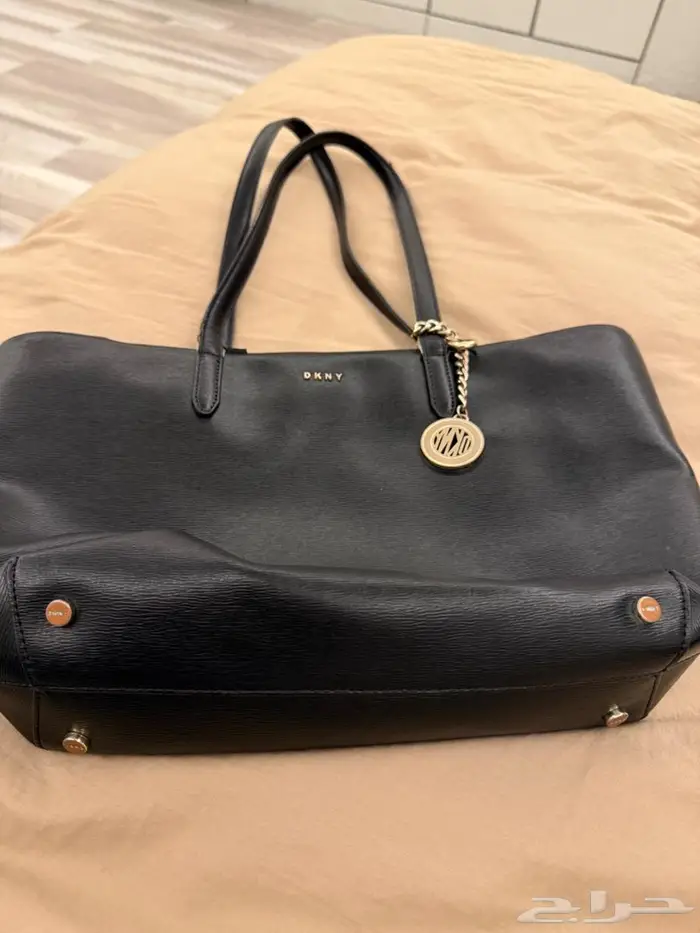 شنطة DKNY اصليه لون اسود 0