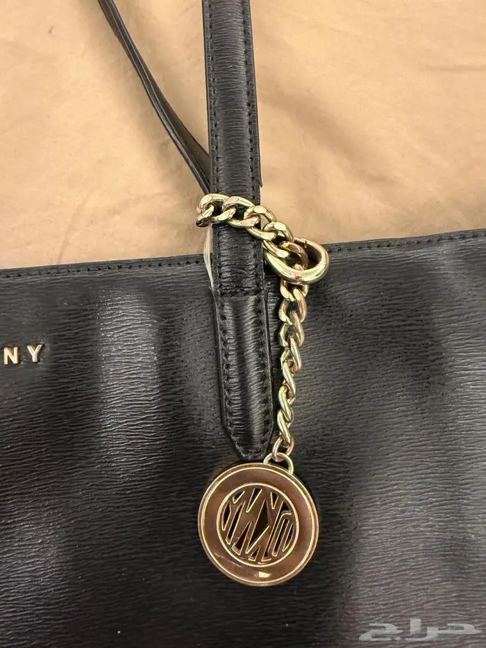 شنطة DKNY اصليه لون اسود 3