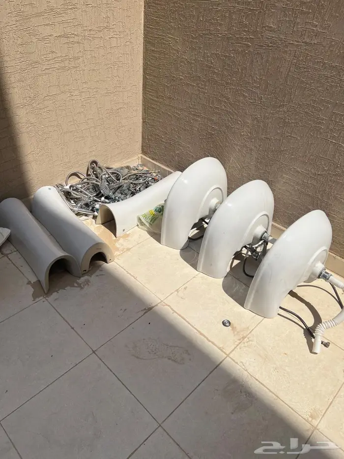 للبيع كراسي دورة مياه مع 3 مغاسل وخلاطات 4