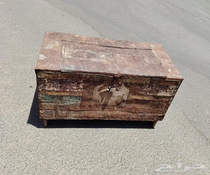 صندوق كبير قديم جدا.له أكثر من 50 سنة. خشبي وملبس بالصفائح 9
