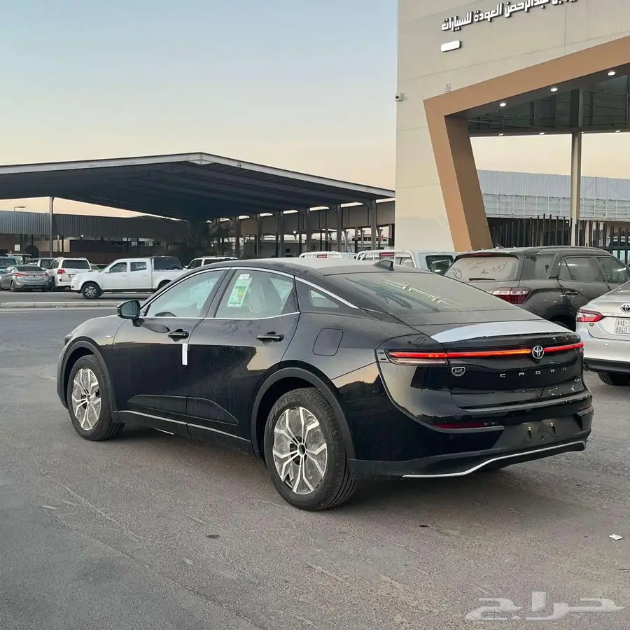 تويوتا كروان بريميوم 2025 5