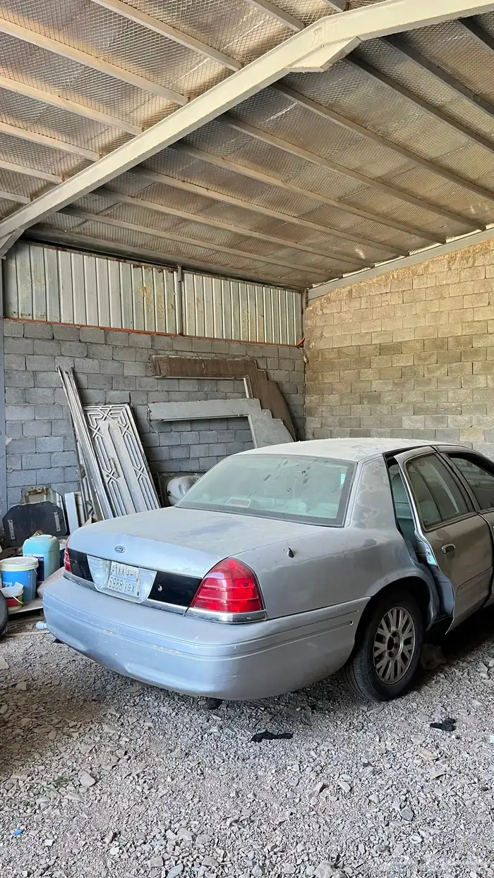 للبيع قطع فورد فكتوريا موديل 2005 3