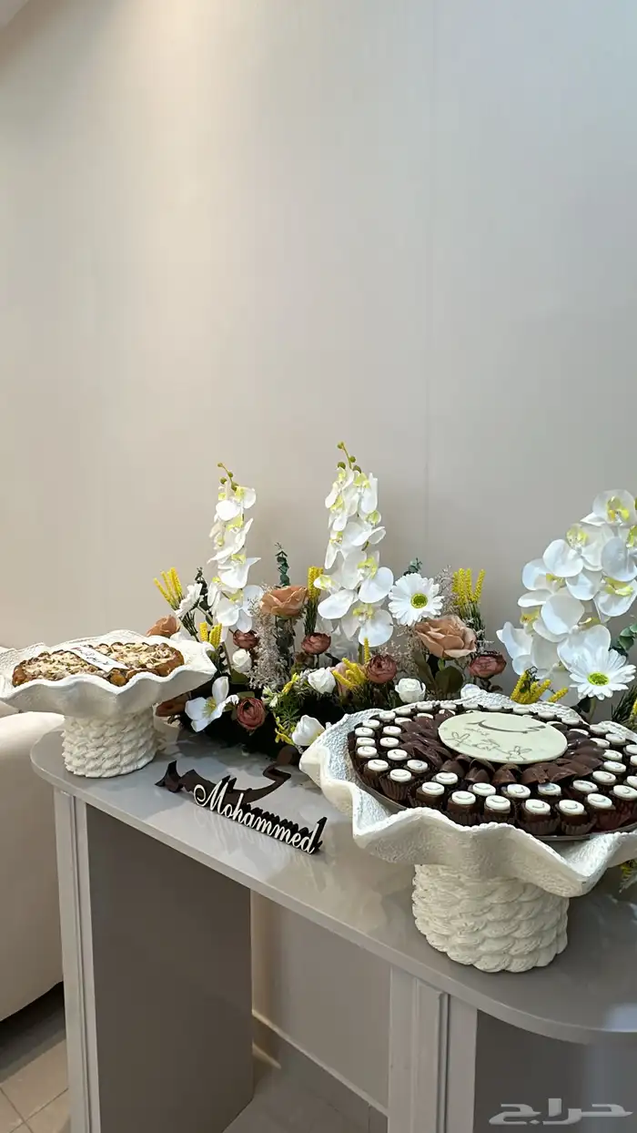 بيع طاولة استقبال مع الورد وصواني 1