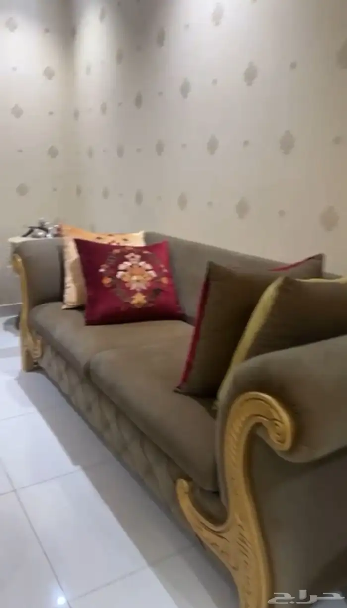 كنب ثلاثه قطع مع ثلاثه كراسي و مخدات 0