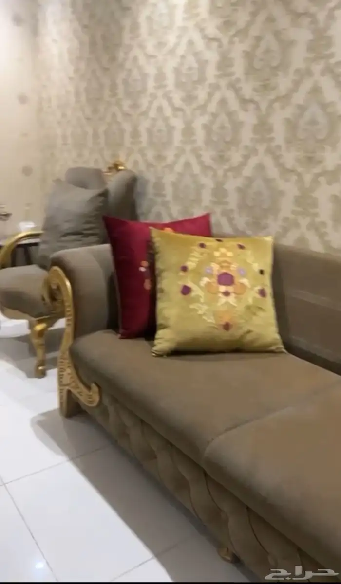 كنب ثلاثه قطع مع ثلاثه كراسي و مخدات 2