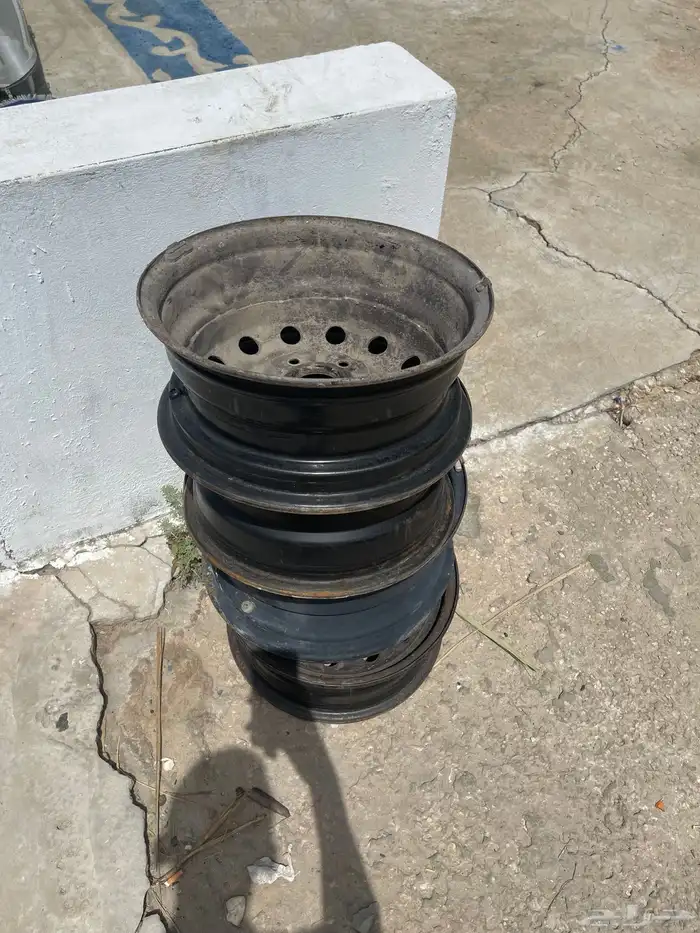 للبيع جنوط حديد مقاس 15 اصلين معه صطاب كامرى 0