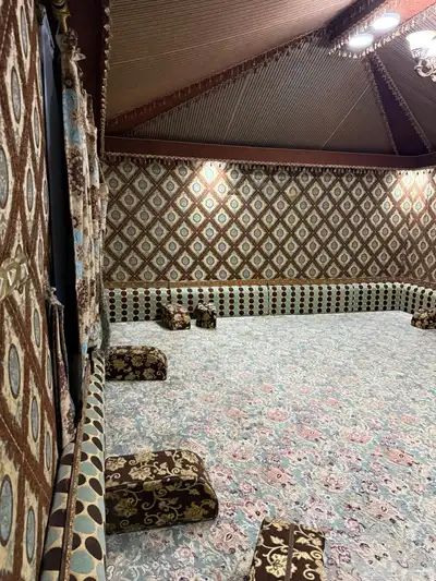 مجموعة اثاث ومجالس واسرة ولوح وستاير للبيع 3