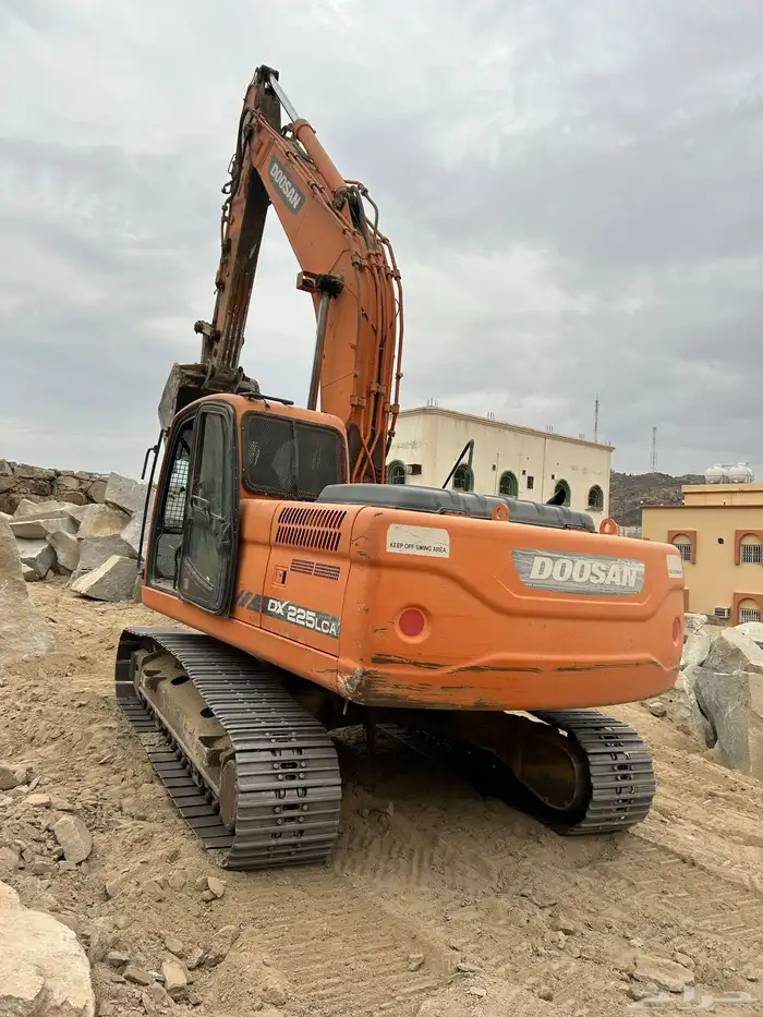 معدات ثقيله بأنواعها للإيجار 4