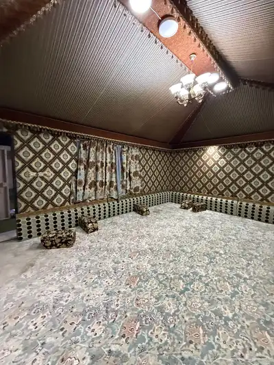 مجموعة اثاث ومجالس واسرة ولوح وستاير للبيع 1