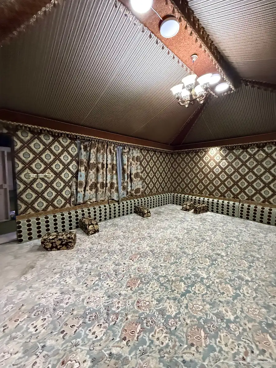 مجموعة اثاث ومجالس واسرة ولوح وستاير للبيع 1