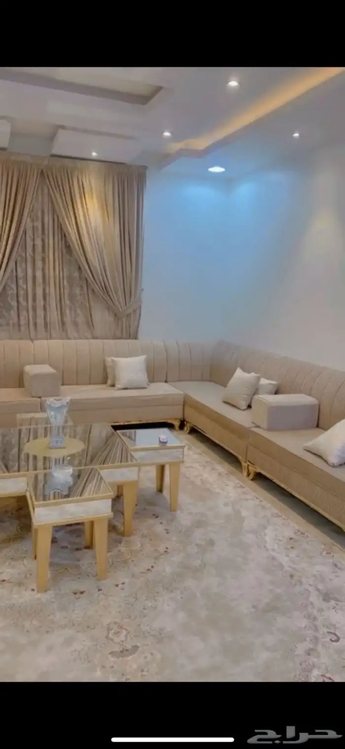 كنب بيج مع الستاره مع طاولة 4