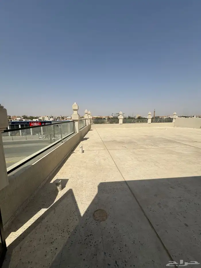 للايجار صالات او محلات طريق الملك خالد 20