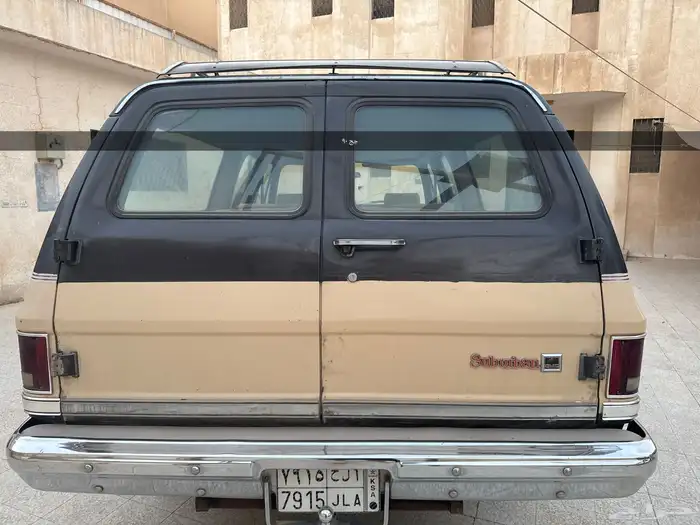 سيارة GMC سوبر بان موديل 1985 3