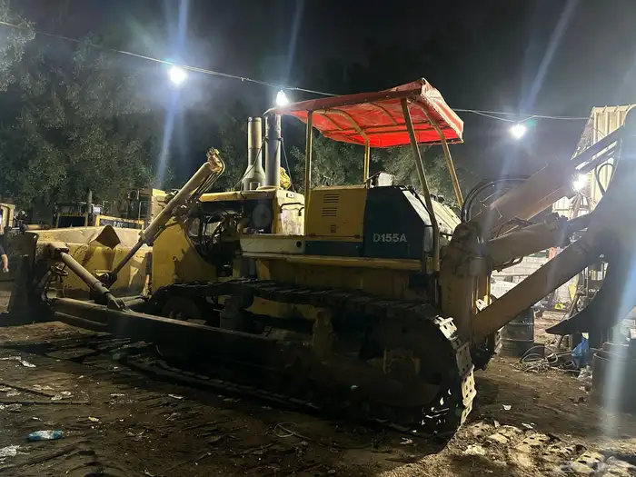 للبيع بالدوزر كماتسو بقشان مقاس 155 5