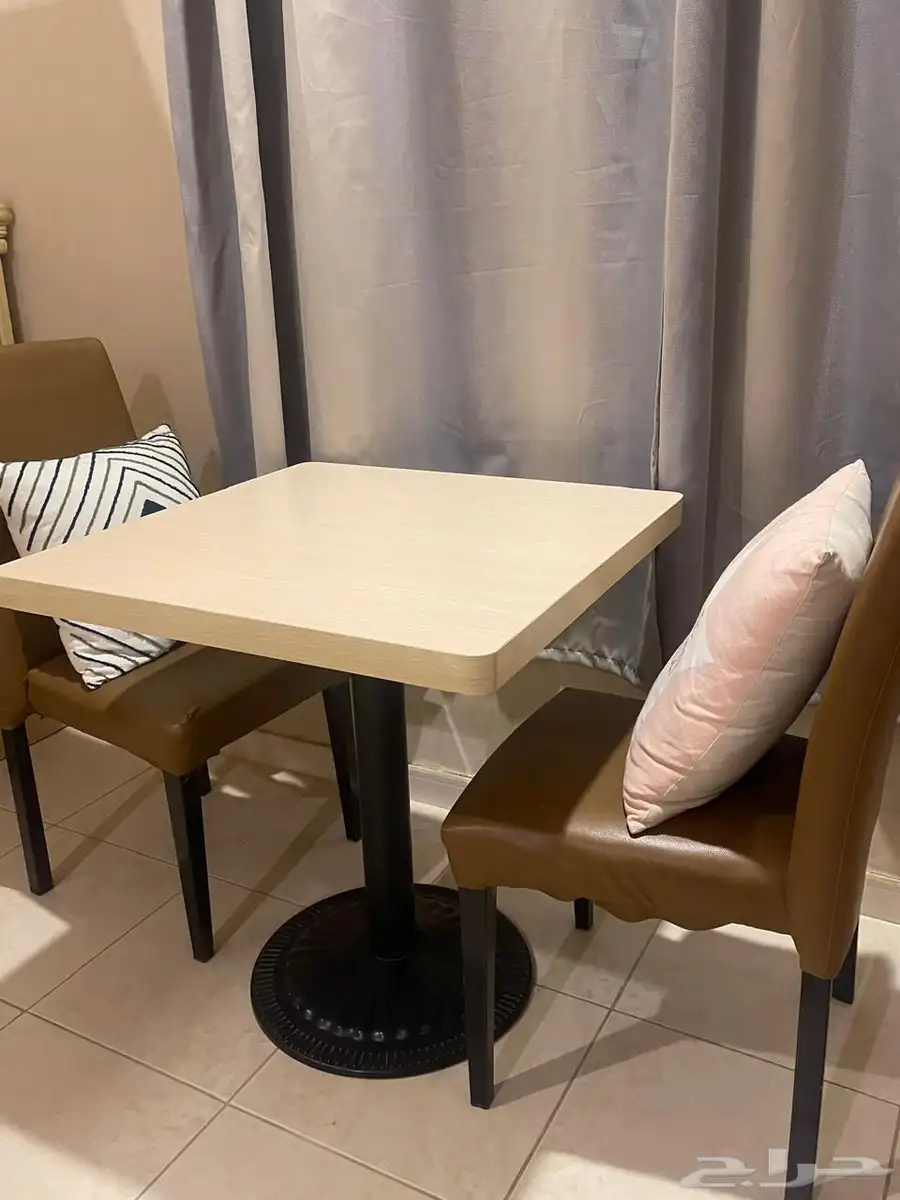 طاولة مع كرسين ب 250 ريال قابله للتفاوض . 2
