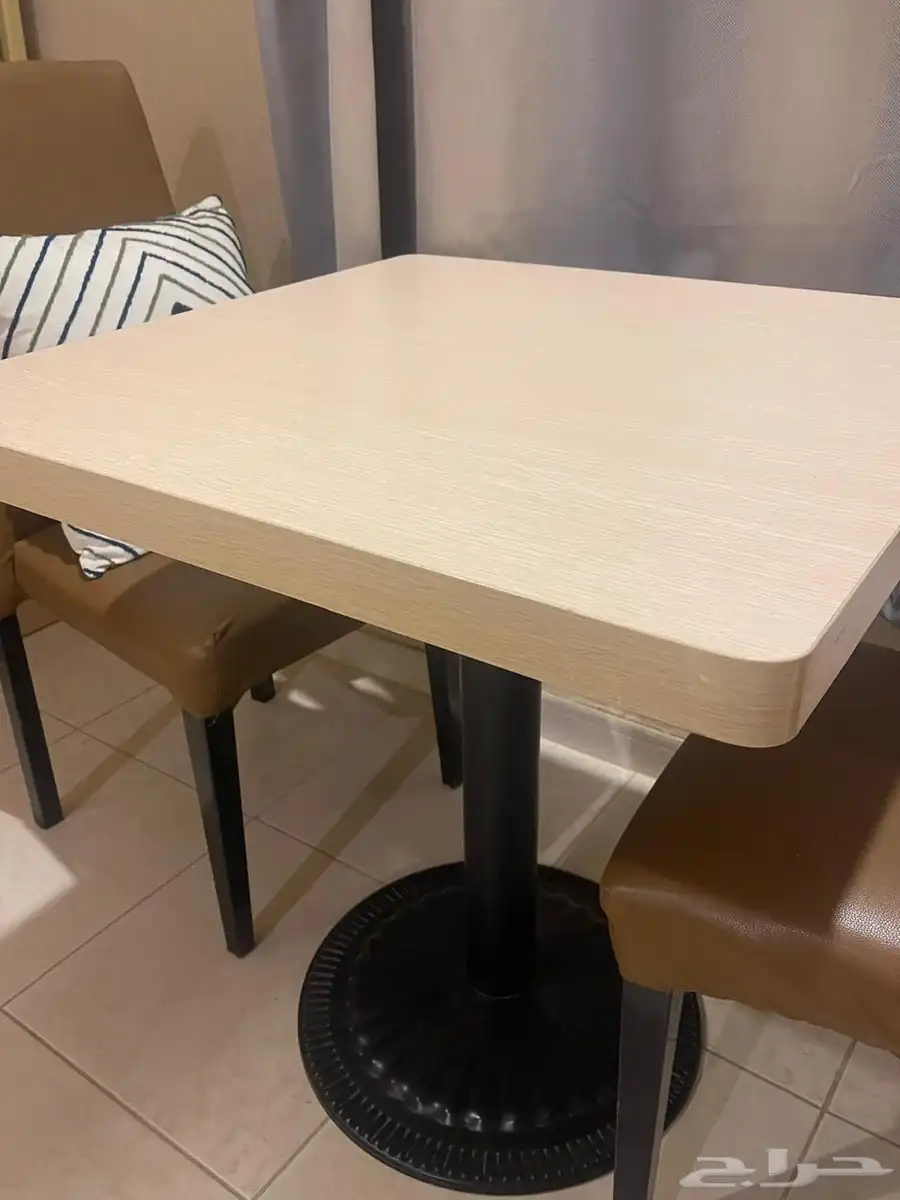 طاولة مع كرسين ب 250 ريال قابله للتفاوض . 1