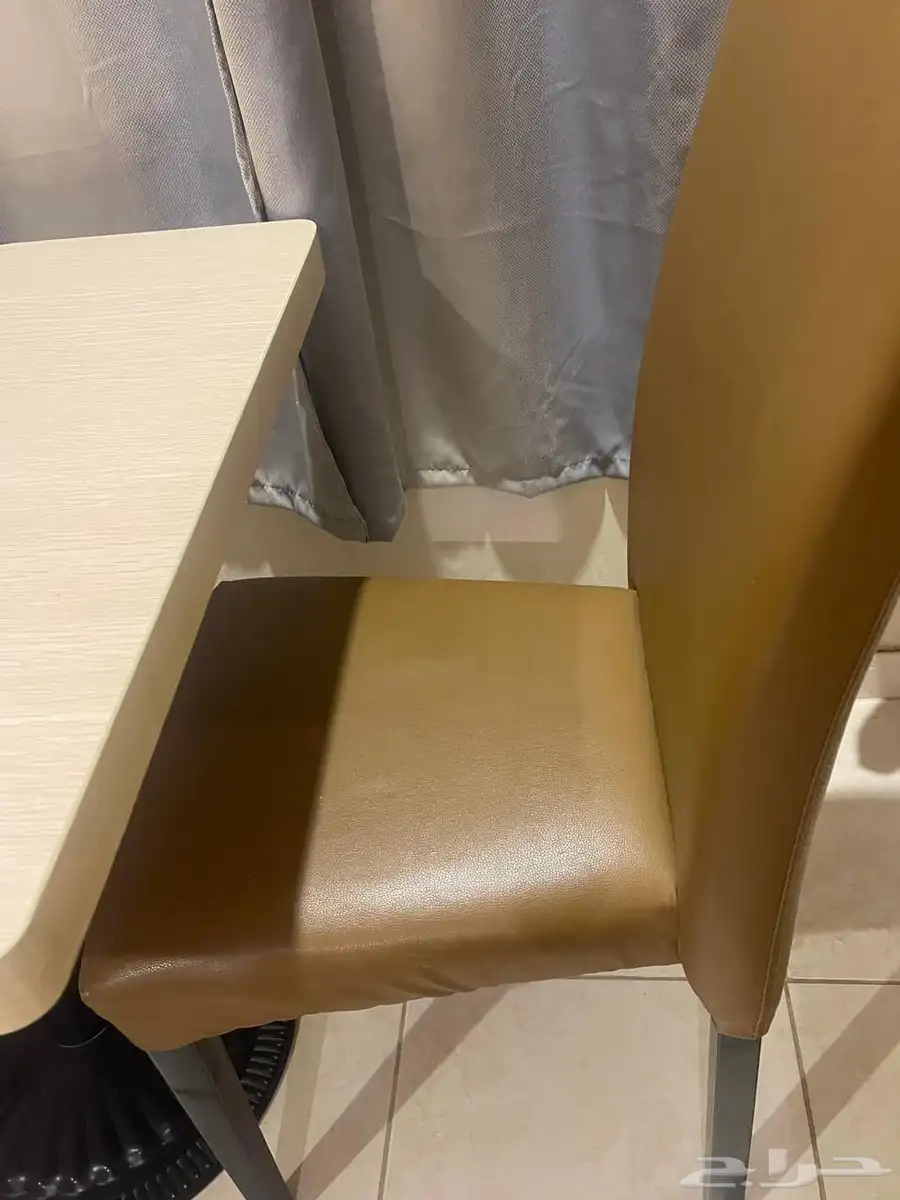 طاولة مع كرسين ب 250 ريال قابله للتفاوض . 0