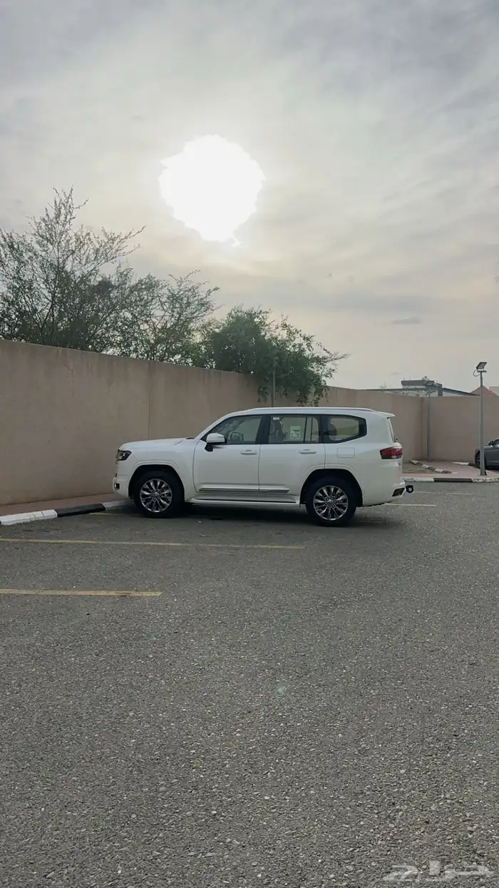 لاندكروزر 2024 ماشي 26 بنزين رقم 4 السوم 285 1