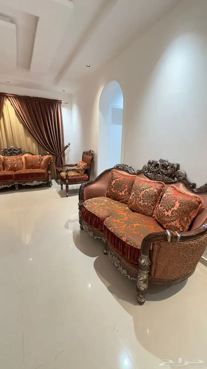 كنب كلاسيكي فاخر للبيع   حالة ممتازة 3