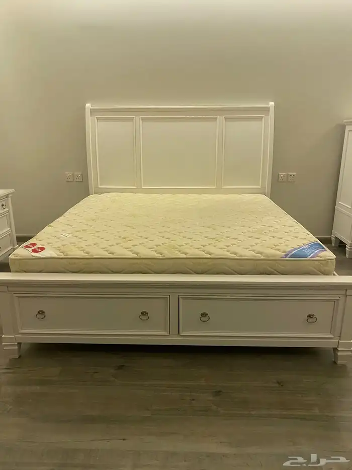 سرير وطاولات خدمه وموكيت 0