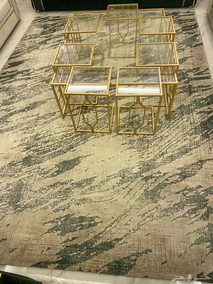 سرير وطاولات خدمه وموكيت 2