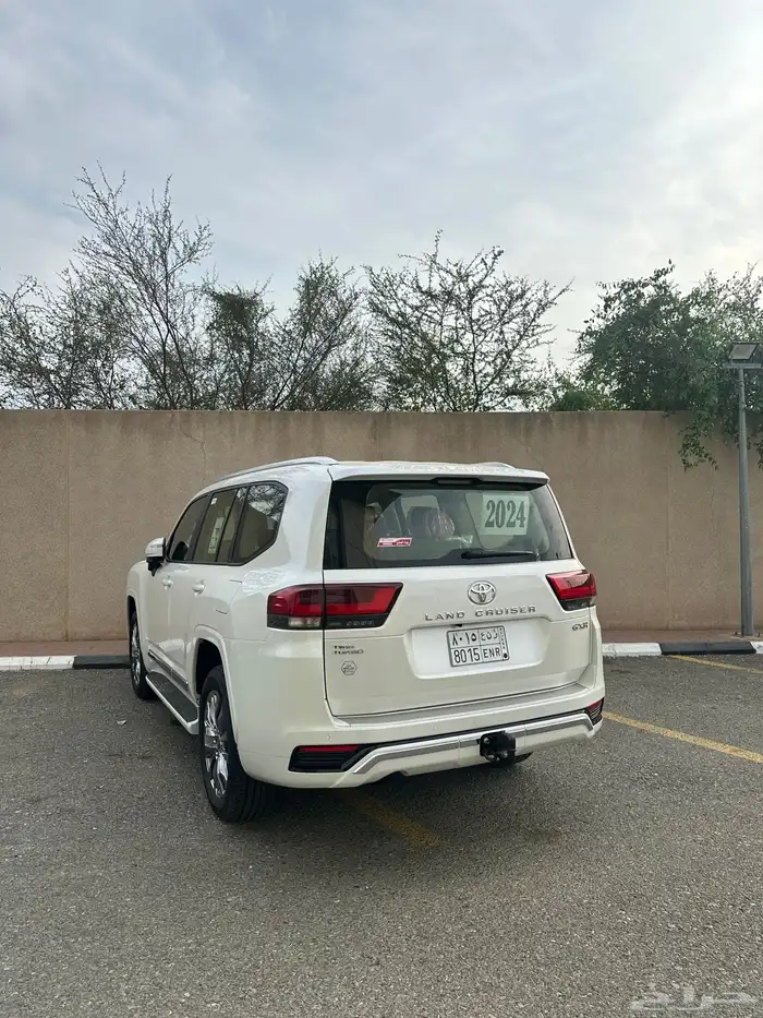 لاندكروزر 2024 ماشي 26 بنزين رقم 4 السوم 285 3