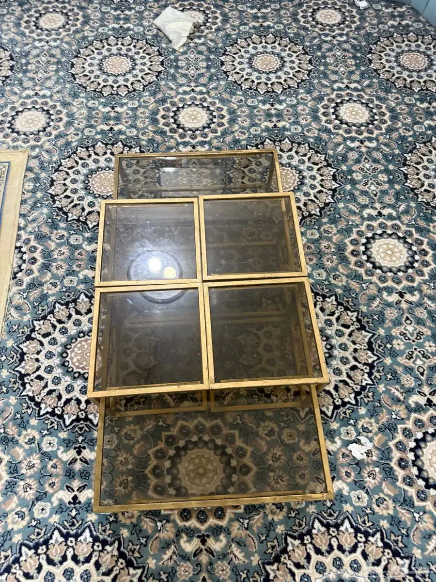 طاولة ضيافة زجاج وقاعده ذهبيه 0