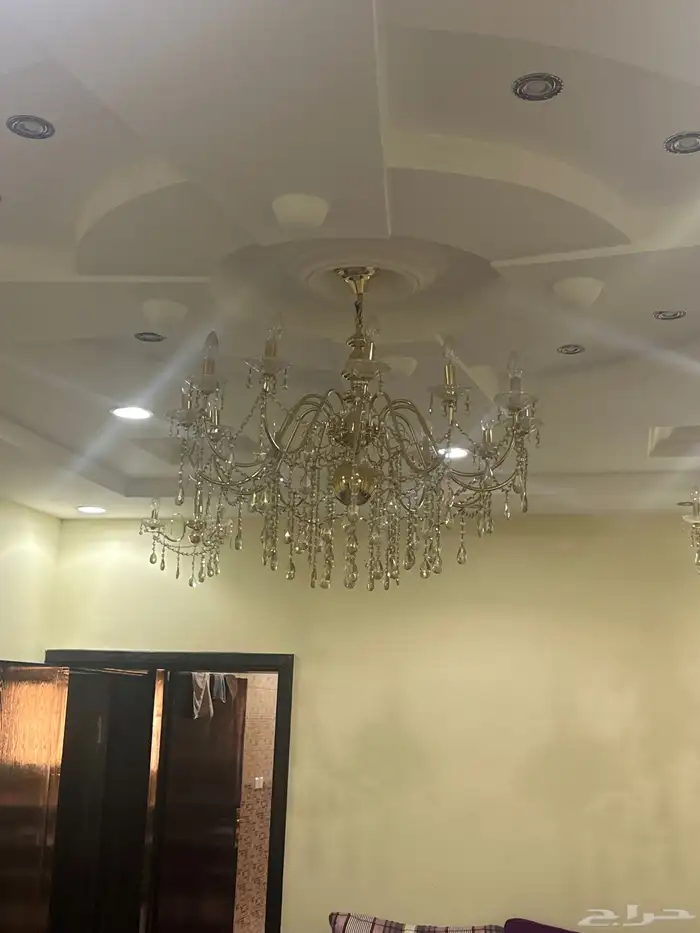 كنب شبه جديد مع الفرشه ومغسله وثريات واحد كبيره و4 صغيره 3