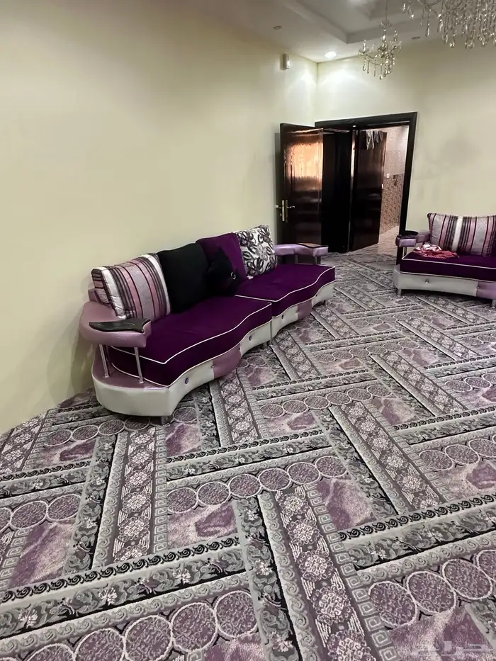 كنب شبه جديد مع الفرشه ومغسله وثريات واحد كبيره و4 صغيره 1