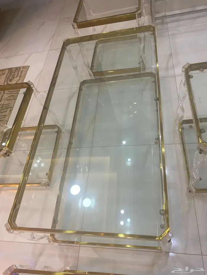 طاولات خدمه بحاله جيده ونظيفه 4 قطع وقطعه كبيره 6