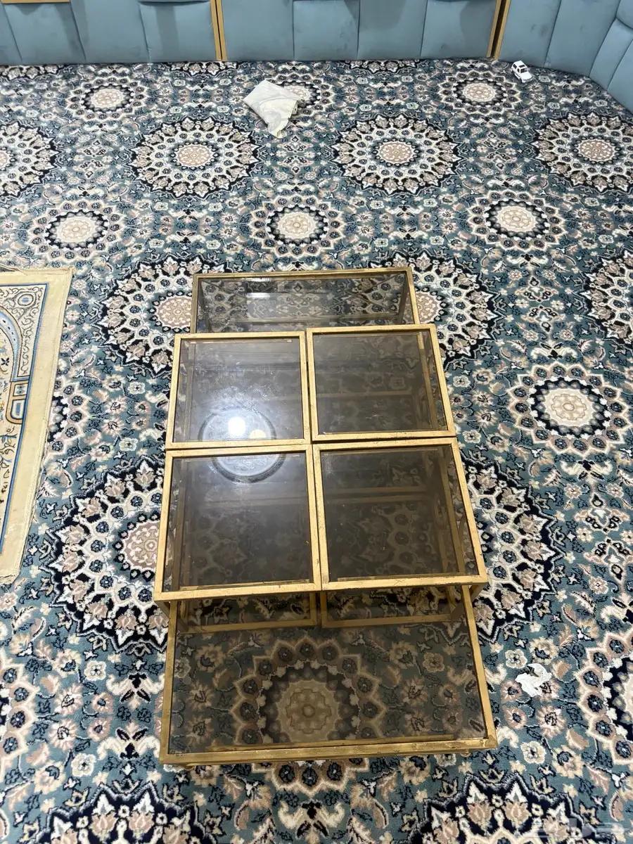 طاولة ضيافة زجاج وقاعده ذهبيه 2