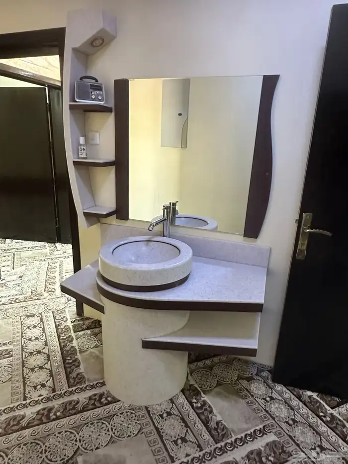 كنب شبه جديد مع الفرشه ومغسله وثريات واحد كبيره و4 صغيره 2