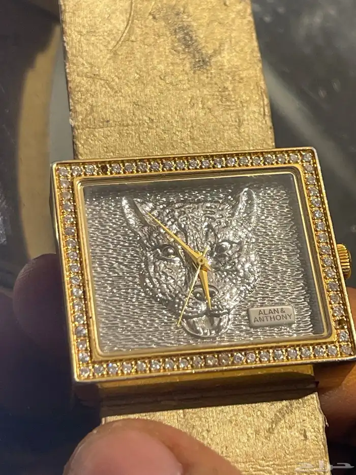 للبيع اربع ساعات اصليه ونادره تحتاج بطاريات وسوار 7