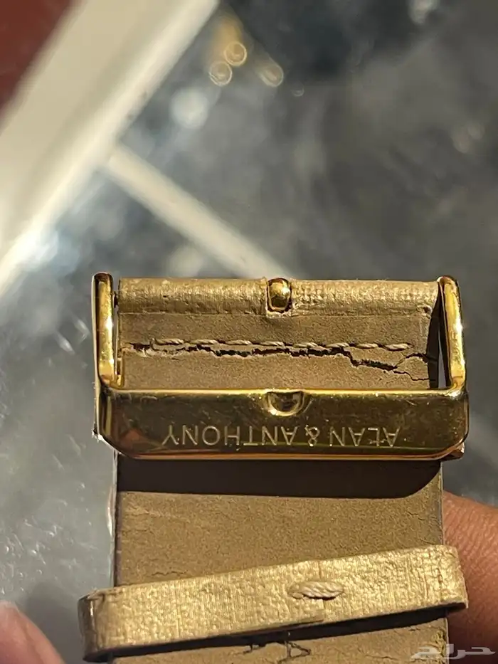 للبيع اربع ساعات اصليه ونادره تحتاج بطاريات وسوار 8