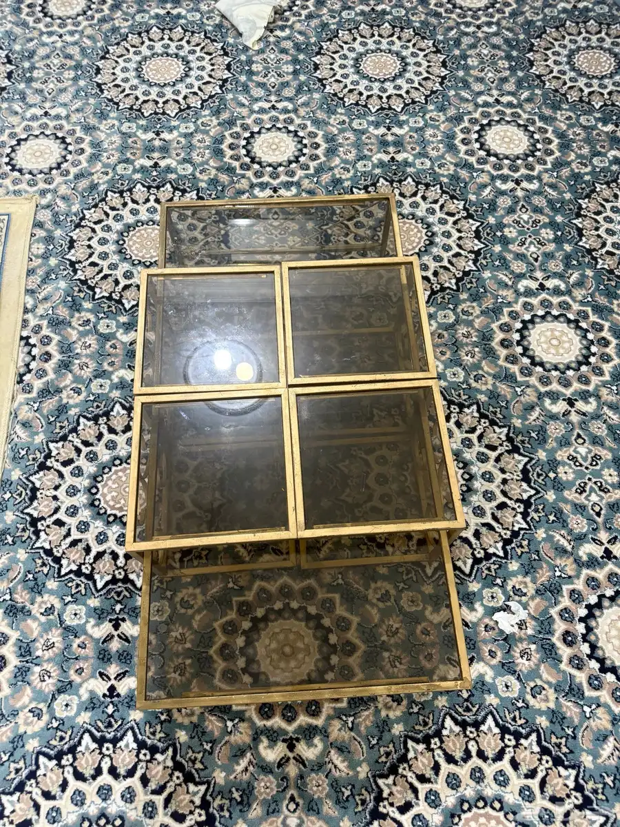 طاولة ضيافة زجاج وقاعده ذهبيه 1