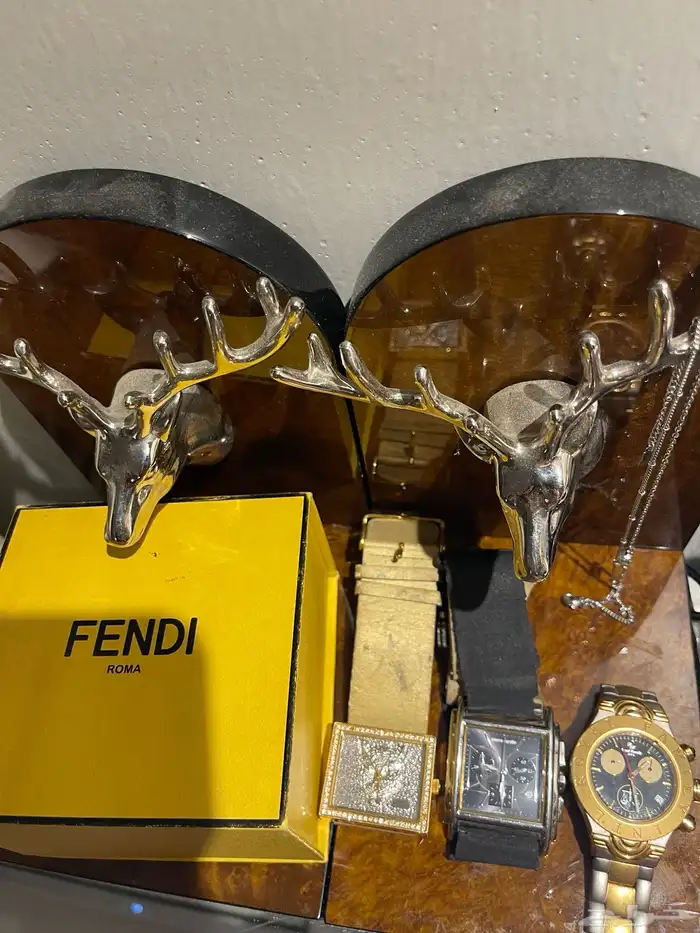 للبيع اربع ساعات اصليه ونادره تحتاج بطاريات وسوار 0