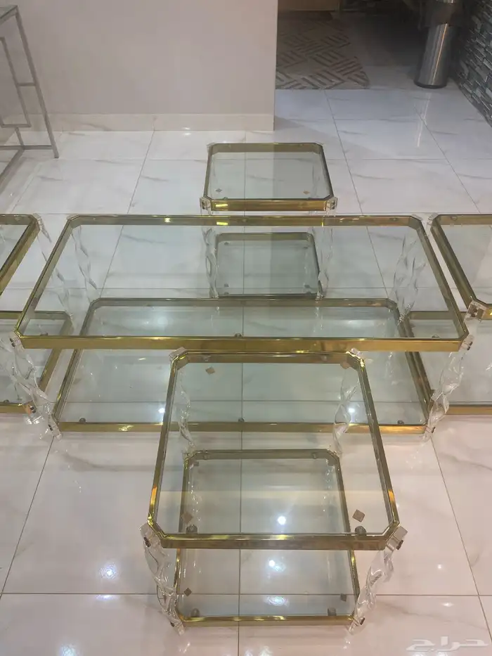 طاولات خدمه بحاله جيده ونظيفه 4 قطع وقطعه كبيره 1