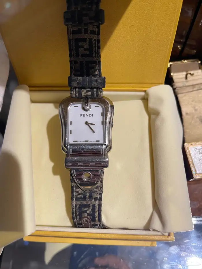 للبيع اربع ساعات اصليه ونادره تحتاج بطاريات وسوار 3