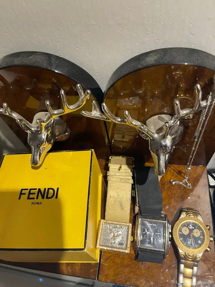 للبيع اربع ساعات اصليه ونادره تحتاج بطاريات وسوار 11