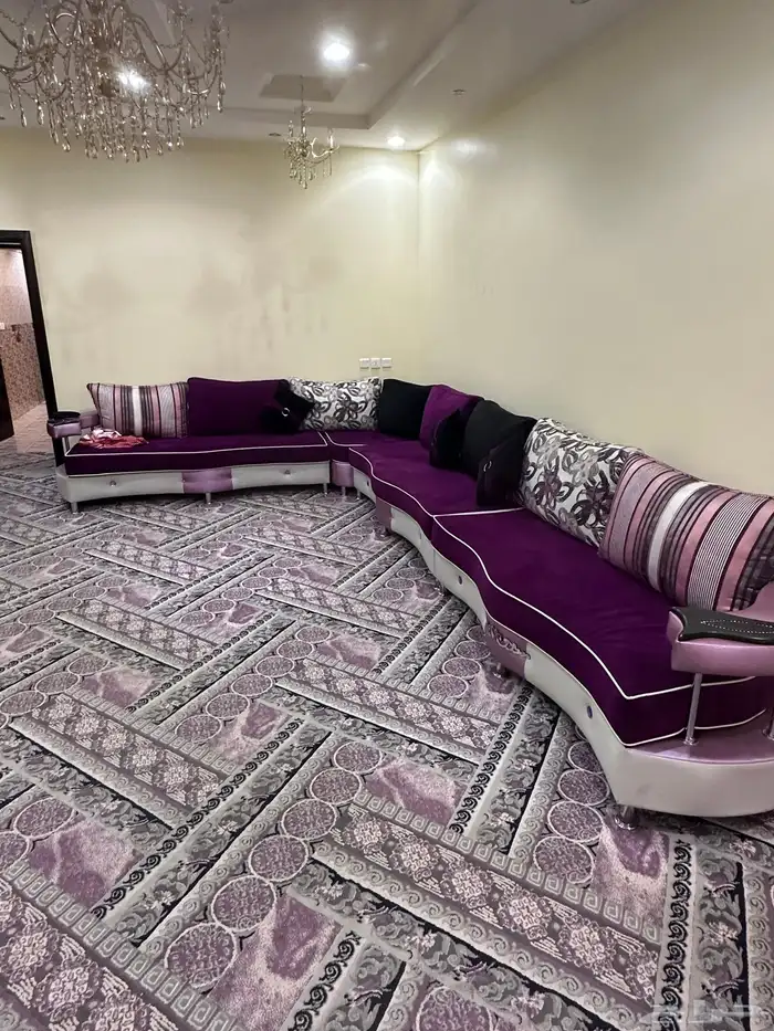 كنب شبه جديد مع الفرشه ومغسله وثريات واحد كبيره و4 صغيره 0