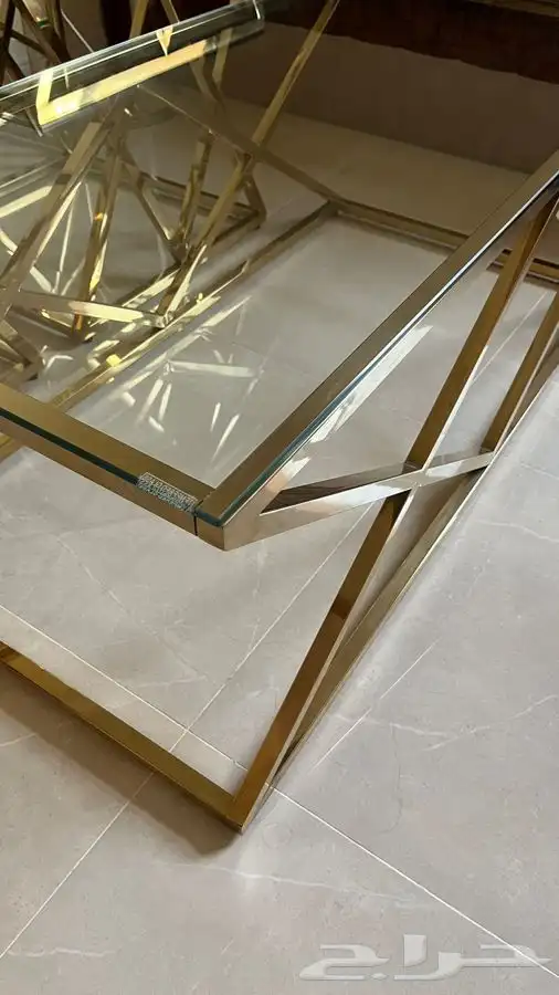طقم طاولات فخمة مكون من الزجاج و المعدن الذهبي 5