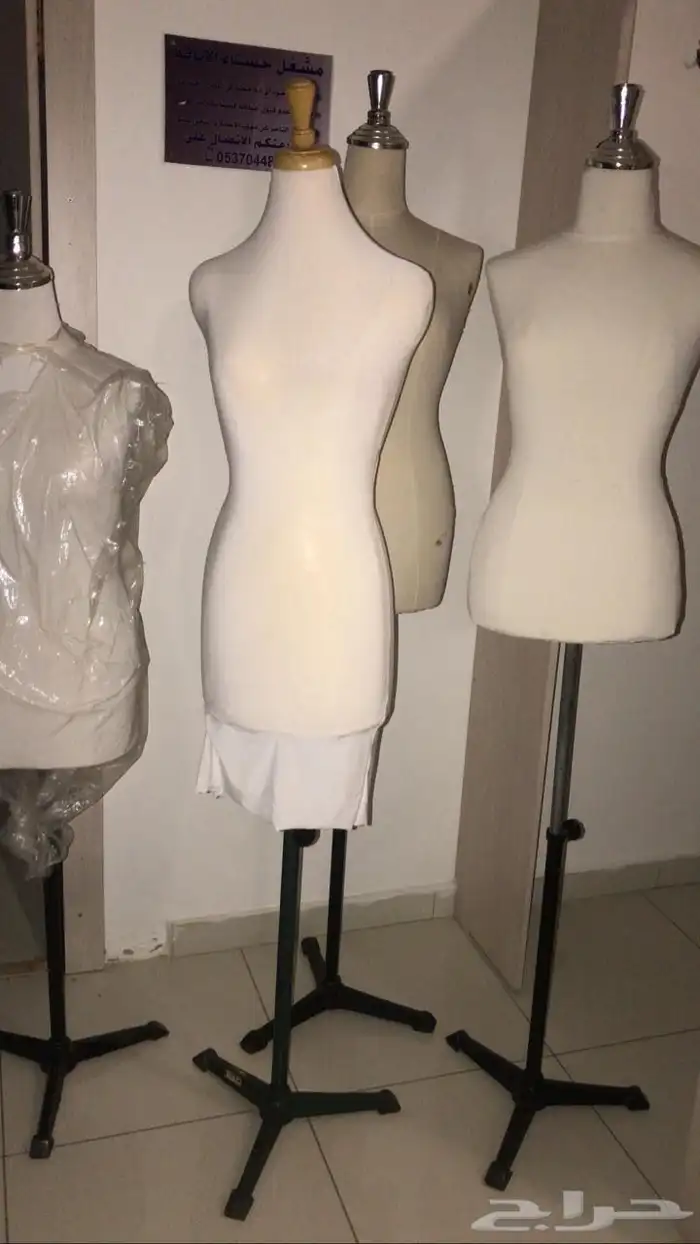 للبيع - استاند ملابس وعدة صالون كاملة 1