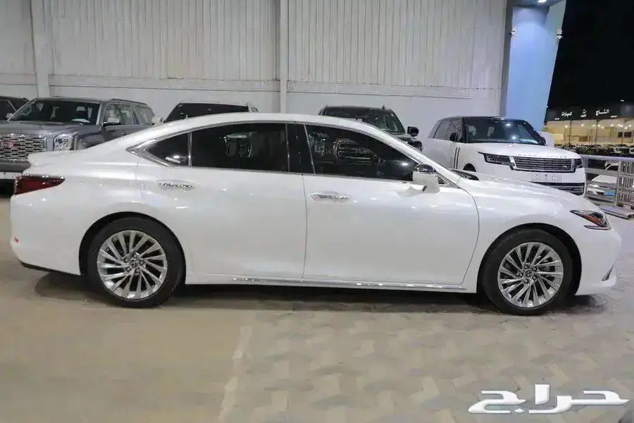 ليكزس ES 350 CC فل كامل بانوراما خليجي موديل 2023 4