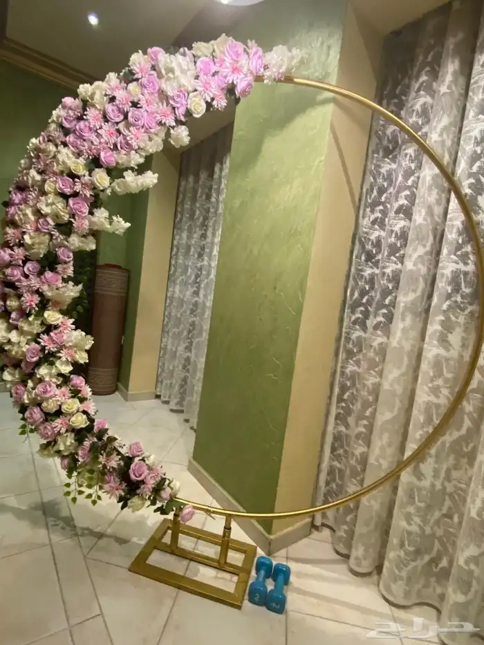 للبيع - استاند ملابس وعدة صالون كاملة 2